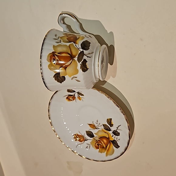 Vintage Royal Stafford tea cup and sauce - Picture 6 of 6